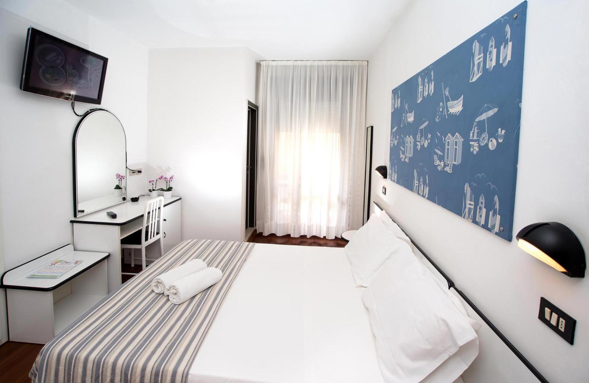 Hotel Adelphi Riccione Bagian luar foto