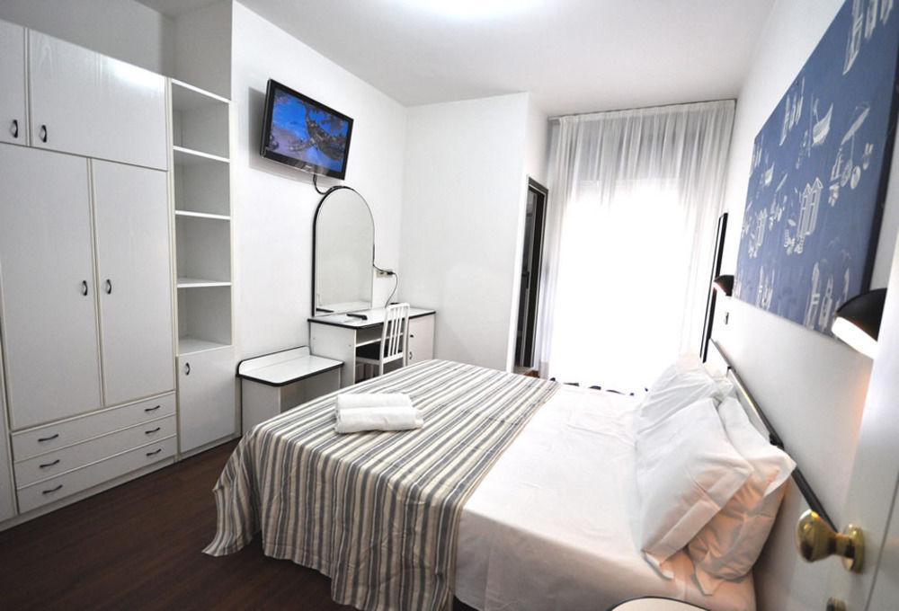 Hotel Adelphi Riccione Bagian luar foto
